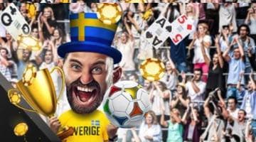 En glad man i Sverigetröja och hatt som håller i en pokal. Runt mannen svävar pokermarker och spelkort.