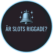 Rund bild med texten "Är slots riggade?" Ovanför texten finns en symbol på en ringklocka som är vanlig i klassiska spelautomater.