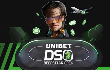 En pokerspelare sitter vid ett pokerbord där man ser loggan för Unibet Deepstack Open.